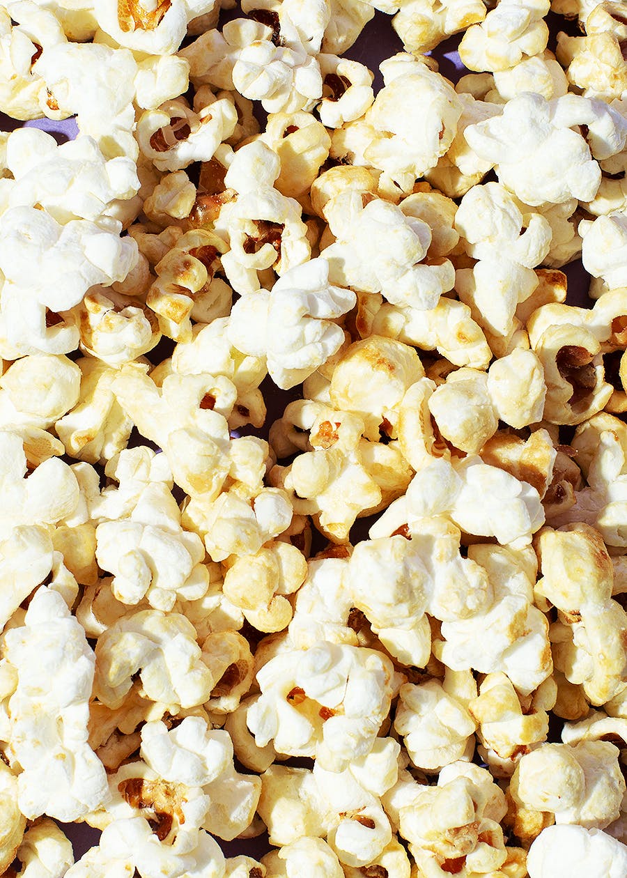 ein Haufen weißer Popcorn liegt auf einem Tisch