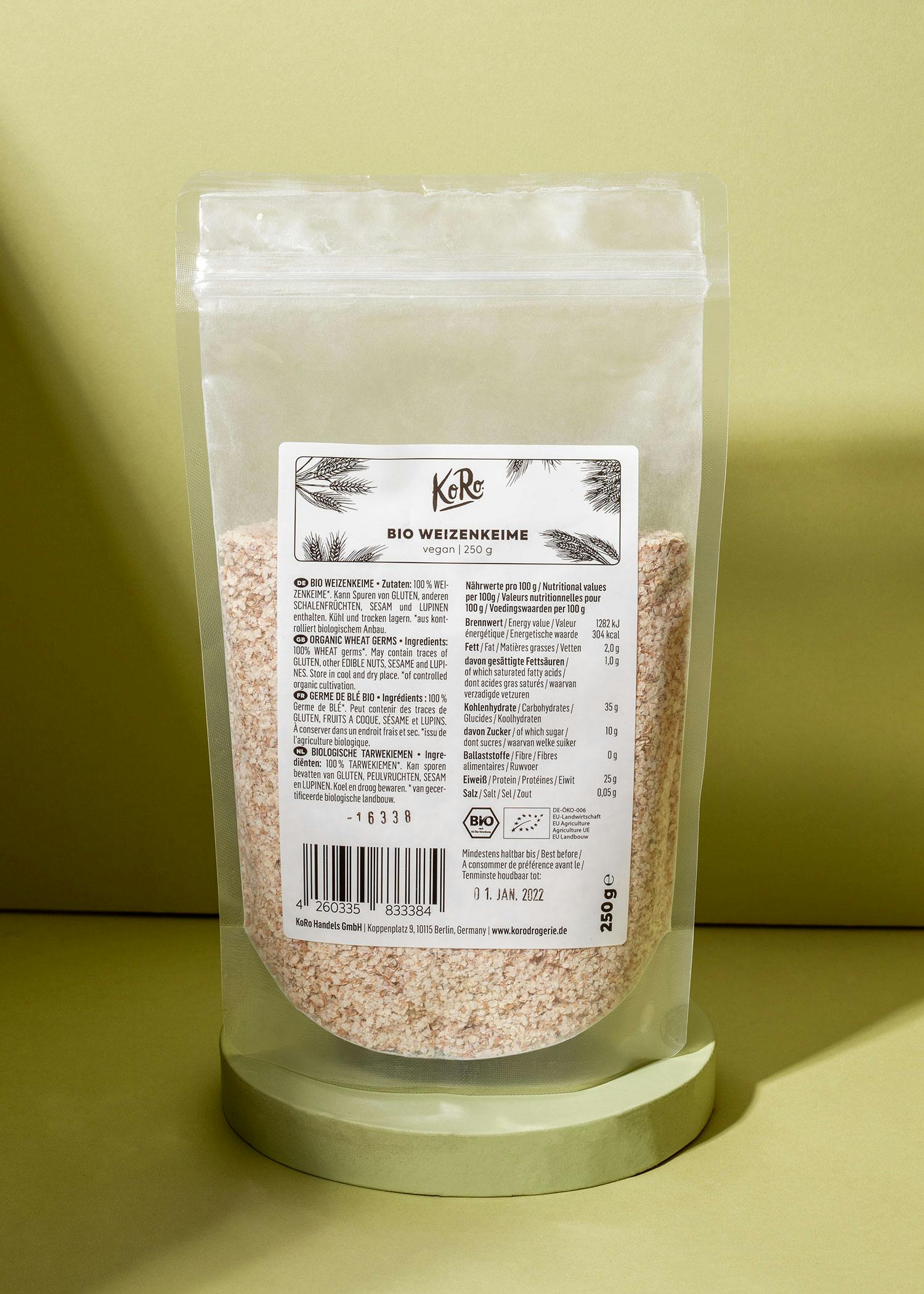 eine Plastiktüte mit bio-Weizenkeime steht auf einem grünen Tisch