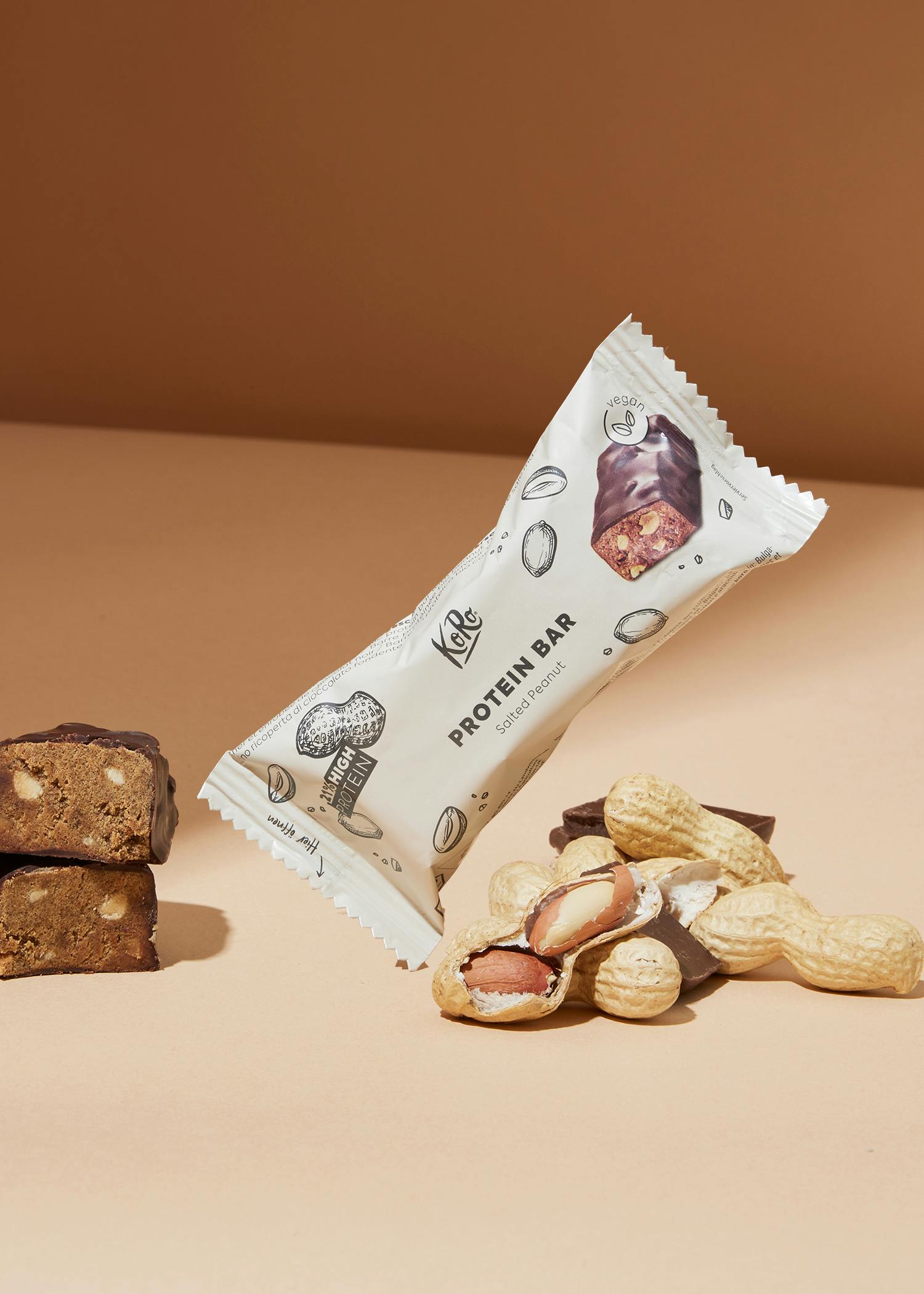 eine proteinbar mit erdnüssen und schokolade darauf