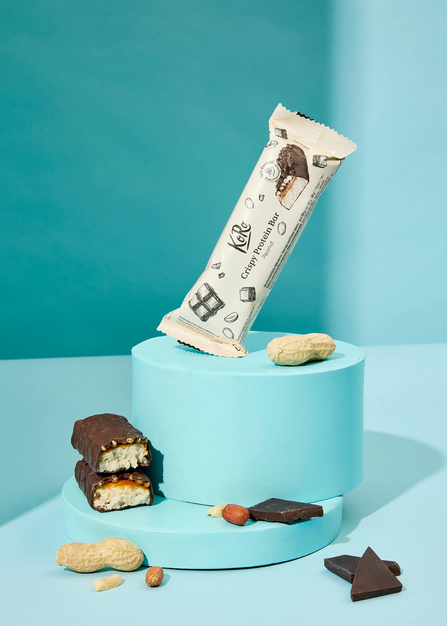 eine krc crispy protein bar mit Erdnüssen und Schokolade