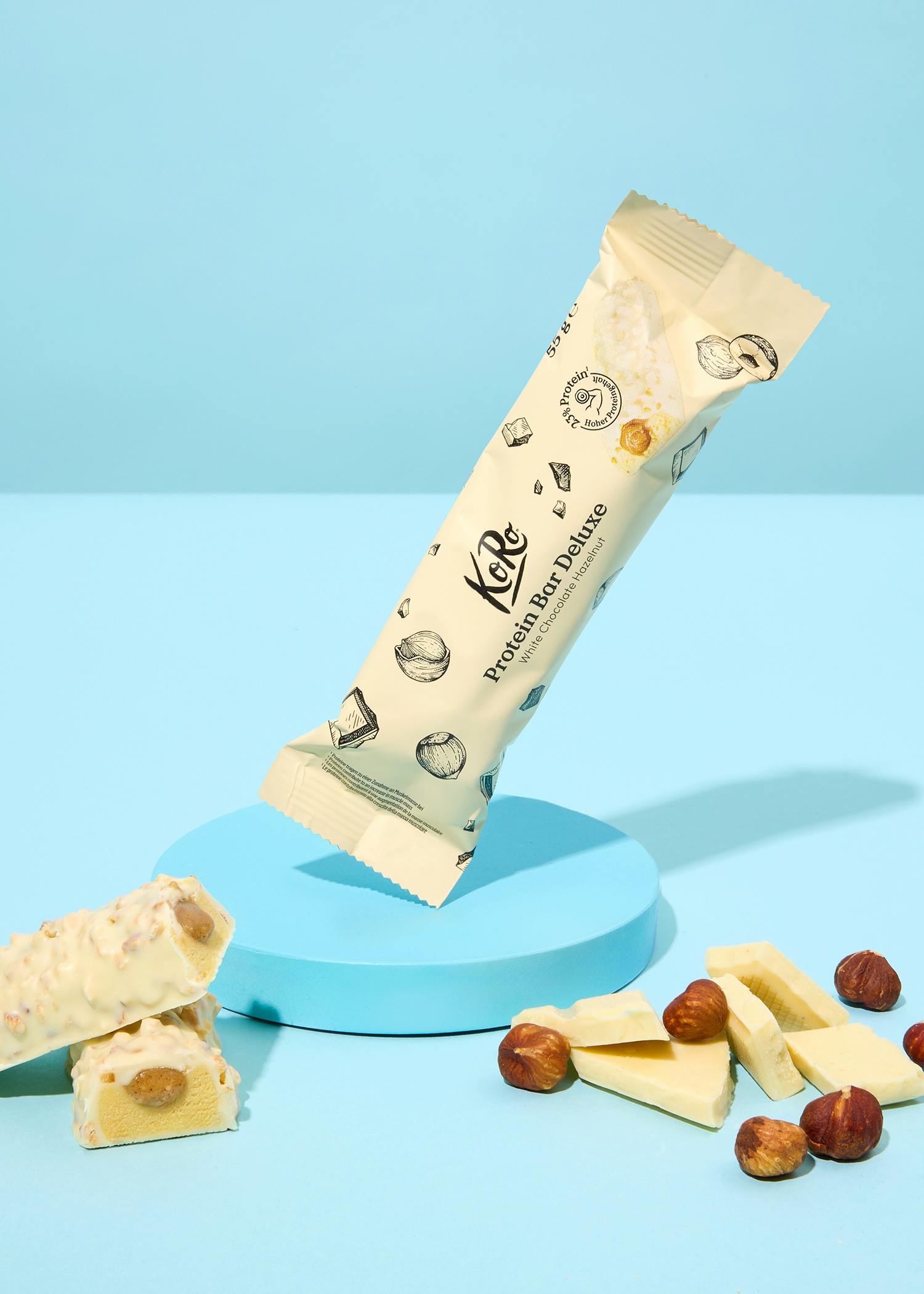 eine weiße proteinbar deluxe liegt auf einem blauen podium