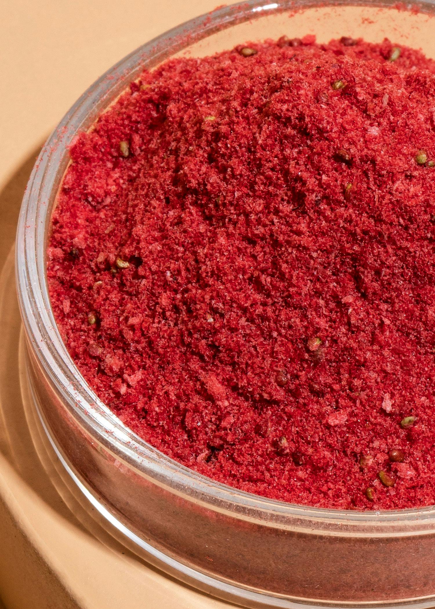 eine Nahaufnahme einer Glasschüssel mit rotem Pulver