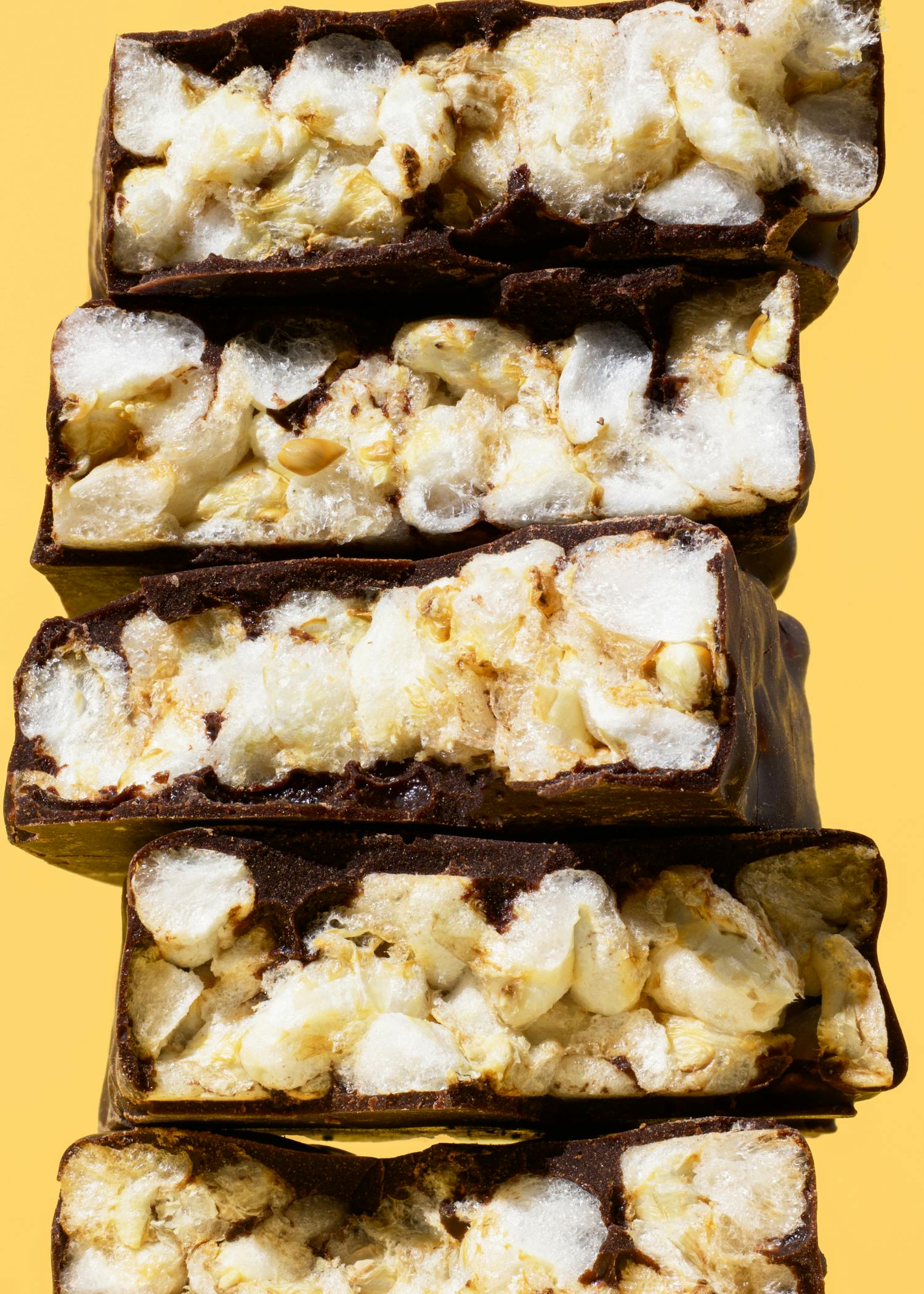 ein Stapel Schokoladenriegel mit Marshmallows auf einem gelben Hintergrund