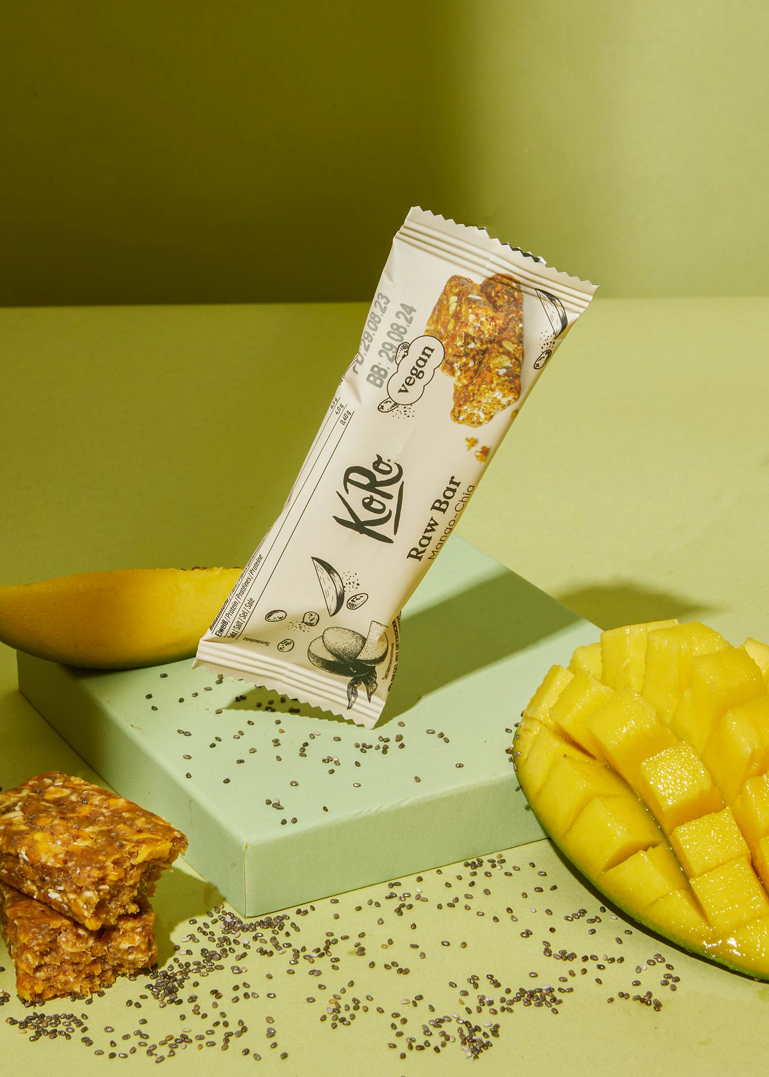 eine verpackte kokos-raw-Bar liegt auf einem grünen Tisch