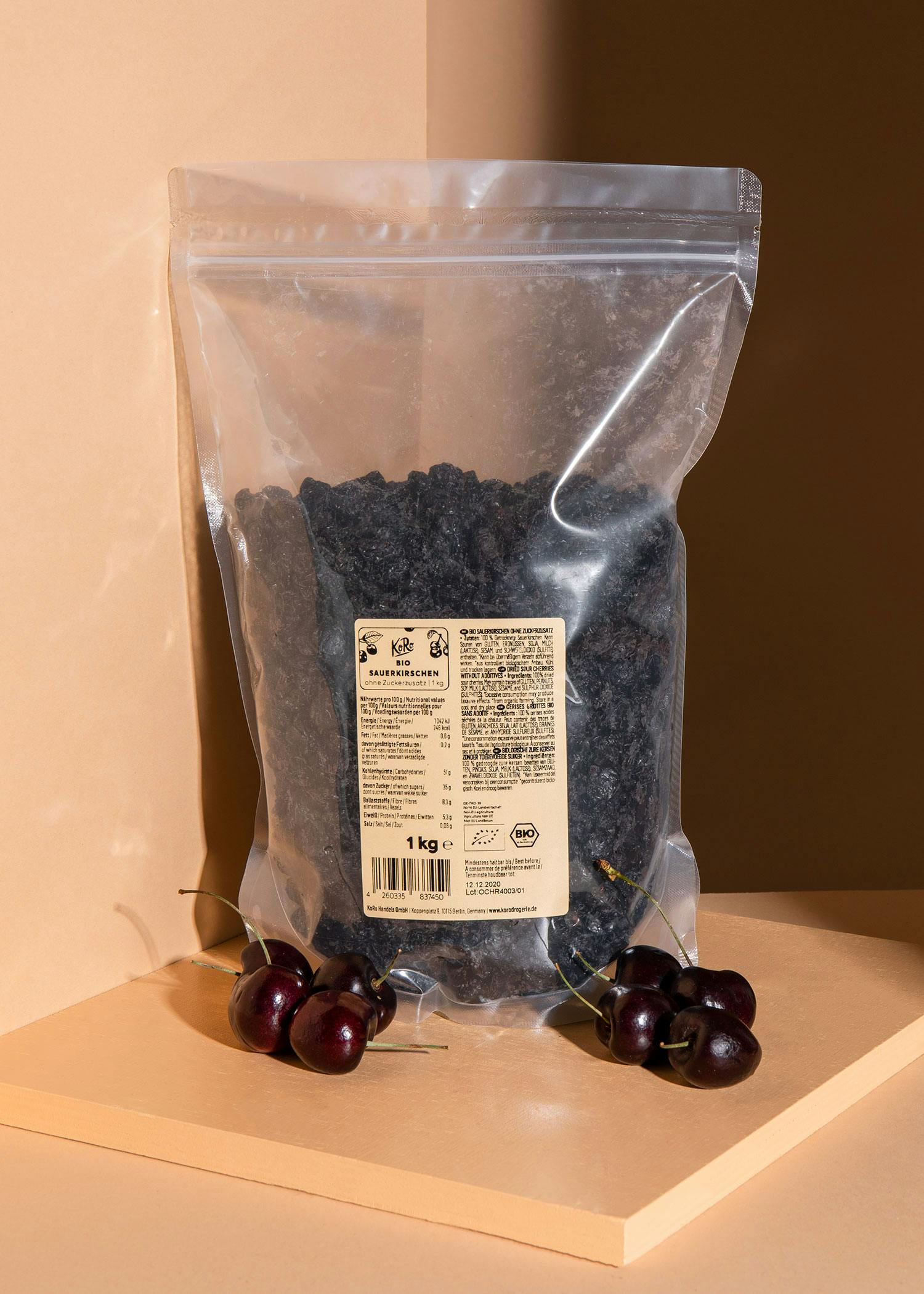 ein Plastikbeutel mit Kirschen darauf steht auf einem Tisch