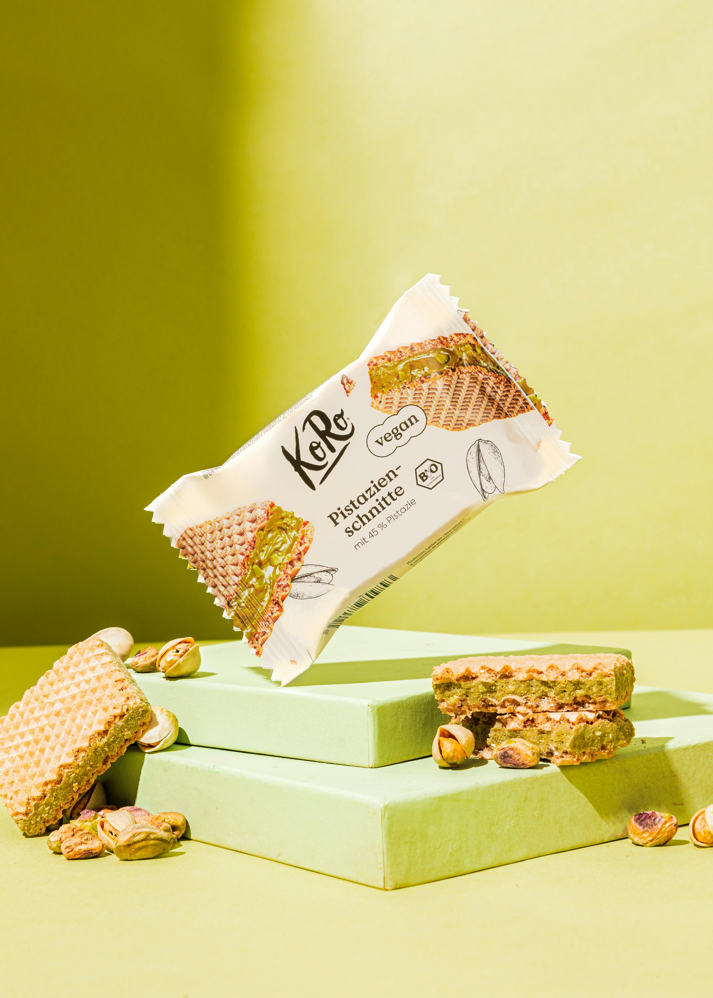 eine vegane Karamellschnitte-Torte liegt auf einem Tisch