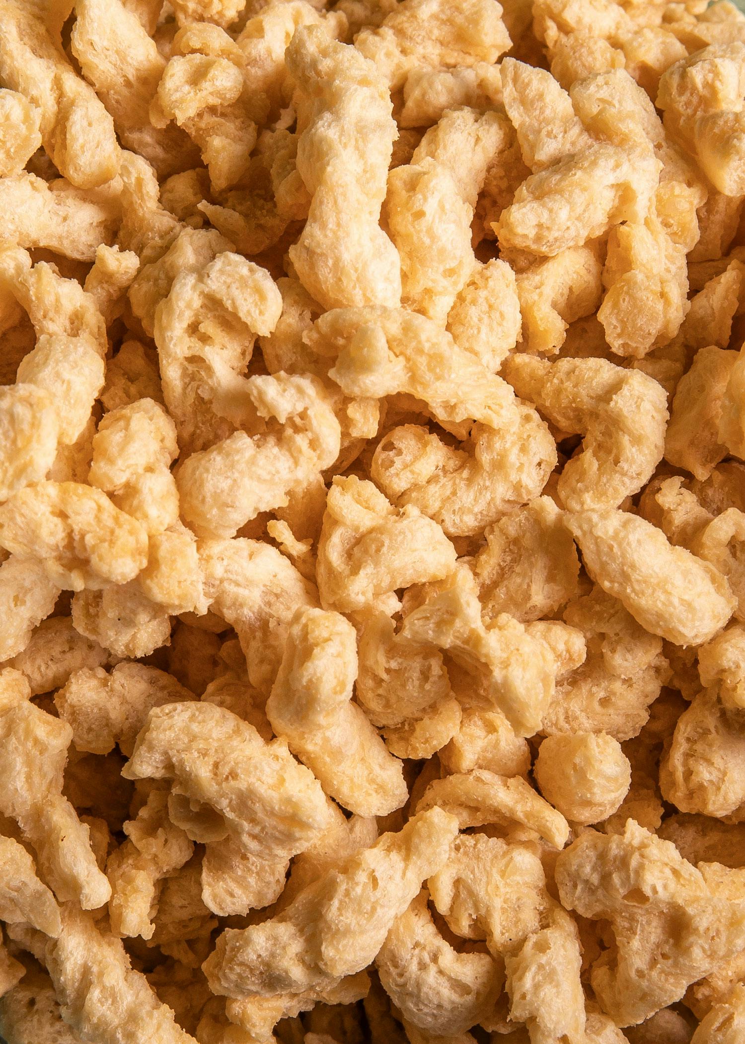 eine Nahaufnahme eines Haufens brauner Snacks