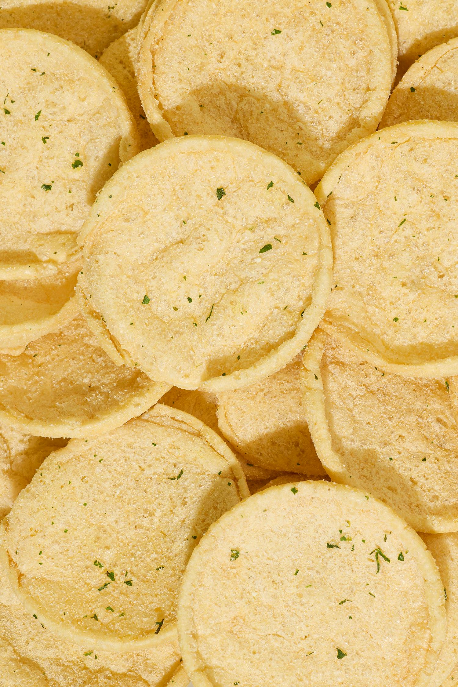 eine Nahaufnahme von einem Haufen Kartoffelchips