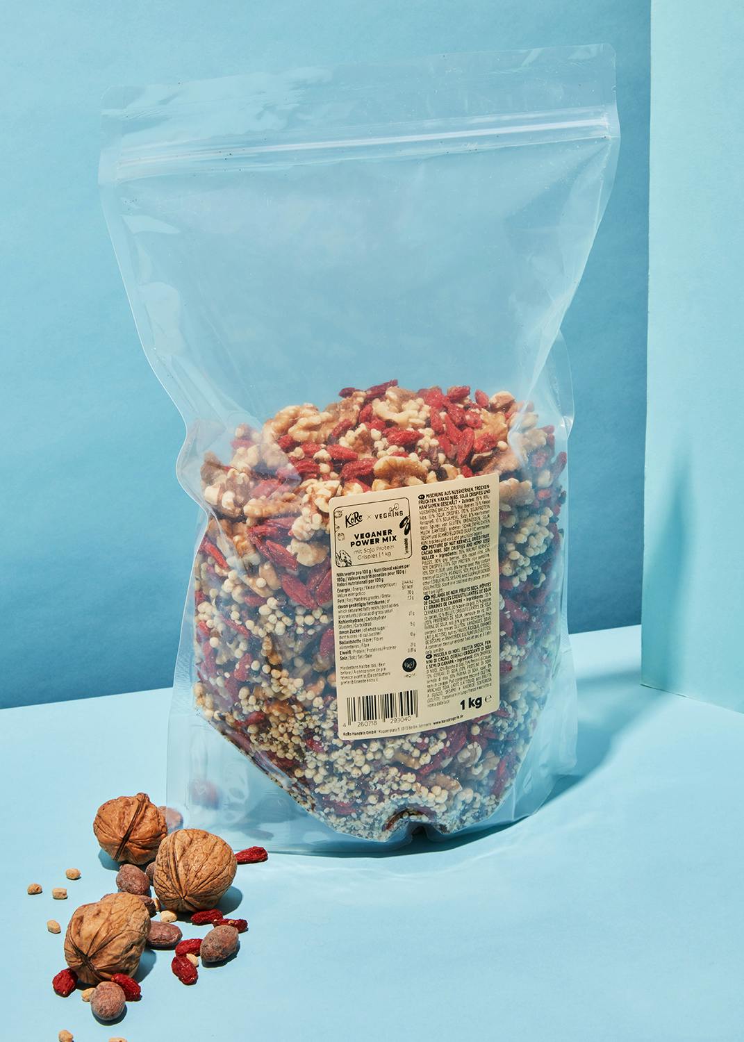 eine Plastiktüte mit einem Etikett auf der Rückseite steht auf einem Tisch