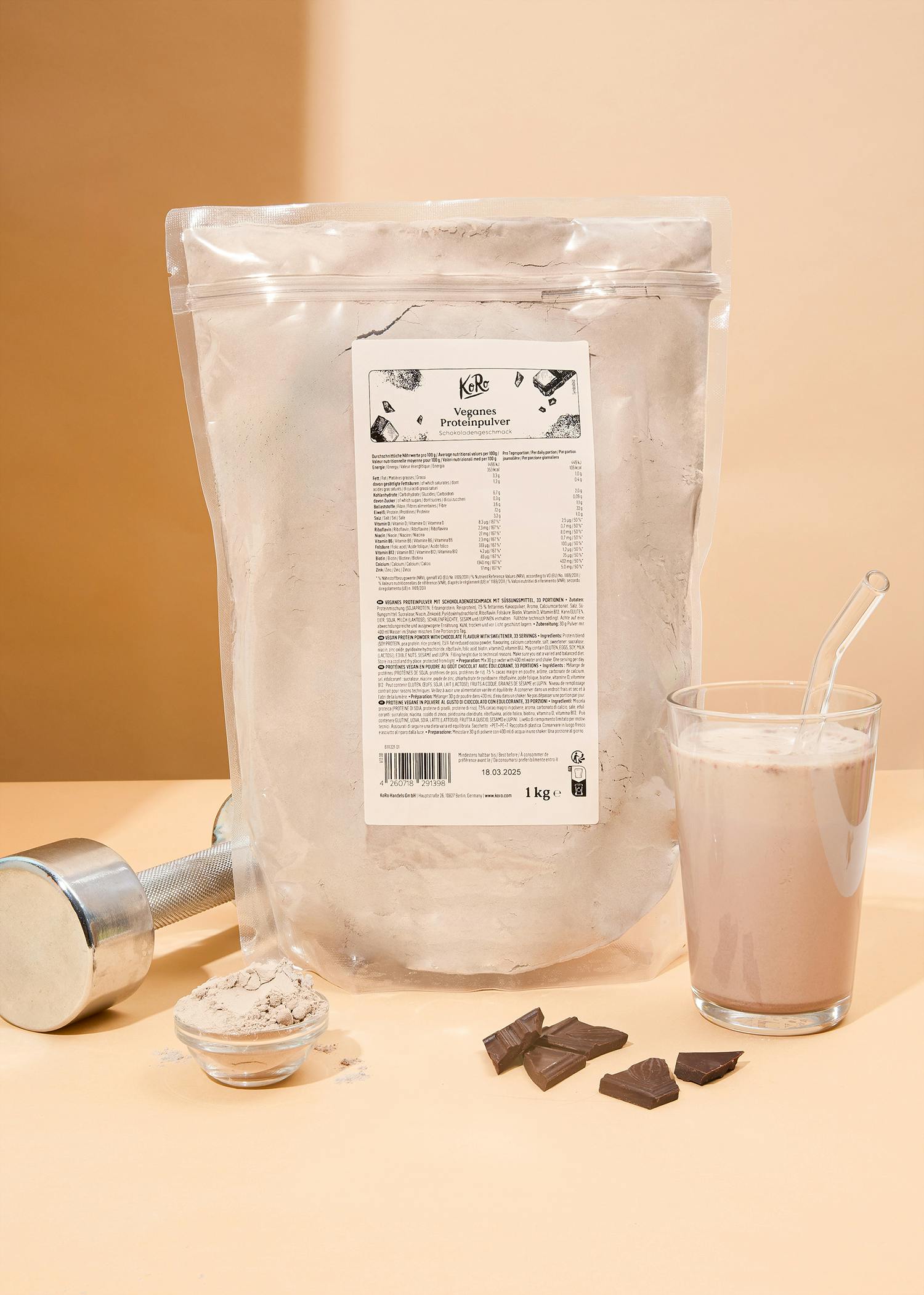 Eine Tüte proteinpulver steht neben einem Glas und Schokoladenstücken
