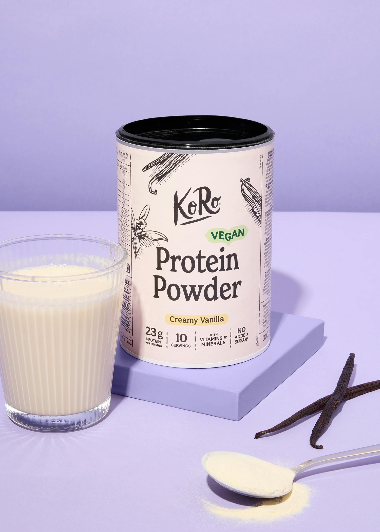 eine Dose Kokosproteinpulver steht neben einem Glas Kokosmilch