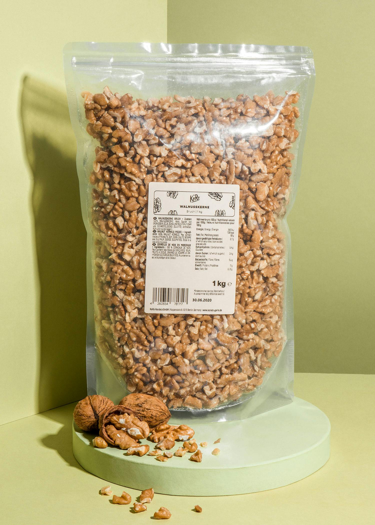 eine Plastiktüte mit Walnüssen steht auf einem grünen Tisch